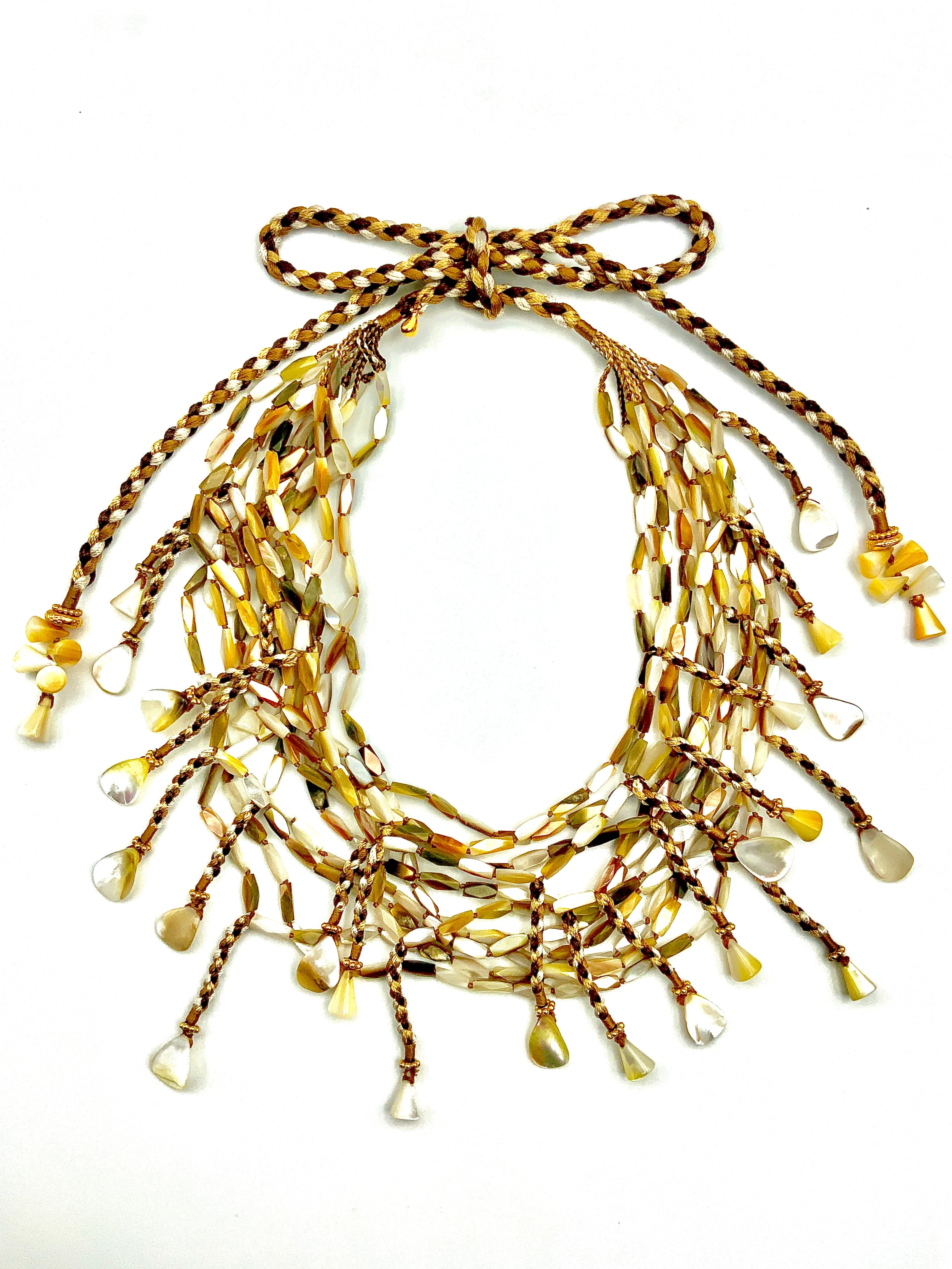 # 39 Mother of Pearl Multi Strand Mágic